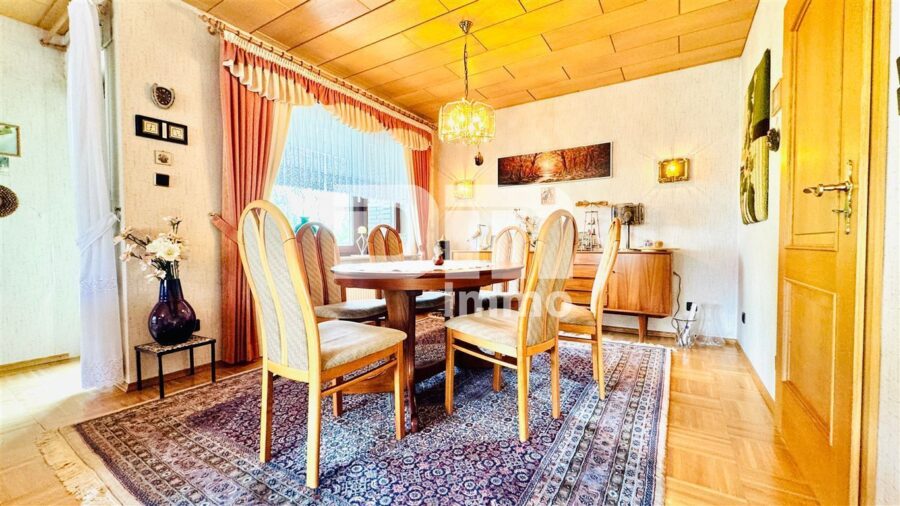 Großzügiges Einfamilienhaus in begehrter Lage mit Balkonen und Traumgarten + Terrasse - EG Wohn / Esszimmer / Zugang Balkon 1
